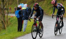Le Colombien Egan Bernal, en tĂȘte, dans la montĂ©e vers Sestola, en Emilie-Romagne, terme de la 4e Ă©tape du Tour d'Italie, le 11 mai 2021