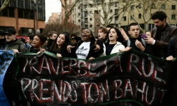 Des lycéens manifestent à Paris le 7 décembre 2018 brandissant une banderole "Traverse la rue, prends ton bahut"