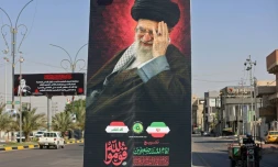 Un portrait du guide suprĂȘme iranien dĂ©funt Ali Khamenei, Ă la veille de son cortĂšge funĂšbre dans la ville sainte de Kerbala, le 7 juillet 2026 en Irak