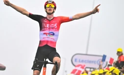 Le Néerlandais Thymen Arensman s'impose lors de la 14e étape du Tour de France, à Luchon-Superbagnères, le 19 juillet 2025