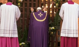 Le pape François ouvre la "porte sainte" de la cathédrale de Bangui, le 29 novembre 2015
