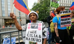 Des manifestants brandissent des pancartes en soutien Ă Nicolas Maduro et Ă son Ă©pouse Cilia Flores, Ă l'extĂ©rieur d'un tribunal de New York oĂč le prĂ©sident vĂ©nĂ©zuĂ©lien dĂ©chu doit comparaĂźtre, le 22 juillet 2026