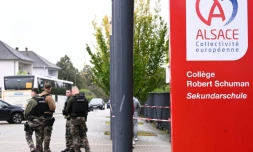 Gendarmes à l'entrée du collège Robert Schuman, à Benfeld (Bas-Rhin), le 24 septembre 2025