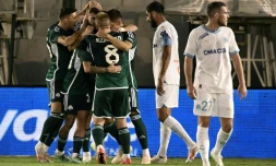 Les Marseillais Samuel Gigot (c) et Jordan Veretout (d) dépité aprÚs le but du Panathinaïkos en Ligue des champions, le 9 août 2023 à AthÚnes