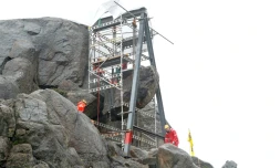 Le "pénis du troll", un roc de forme phallique qui avait connu une belle renommée médiatique après avoir été sectionné par des inconnus, retrouve sa place dans le sud-ouest de la Norvège, à Egersund, le 7 juillet 2017