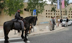 Un membre des forces de sécurité israéliennes devant le consulat américain à Jérusalem qui va accueillir l'ambassade. Photo prise le 13 mai 2018, la veille de l'inauguration de l'ambassade