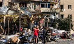 Un immeuble résidentiel lourdement endommagé par des frappes russes à Zaporijjia, grande ville du sud de l'Ukraine, le 30 août 2025
