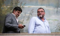 L'ancien anesthésiste français Frédéric Péchier (à droite) aux cÎtés de son avocat Randall Schwerdorffer pendant une pause lors de la premiÚre journée de son procÚs, au tribunal de Besançon, dans le nord-est de la France, le 8 septembre 2025