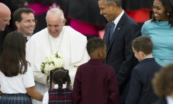 Le pape François, entouré de Barack et Michelle Obama, reçoit des fleurs à son arrivé à Andrews Air Force Base dans le Maryland aux Etats-Unis le 22 septembre 2015