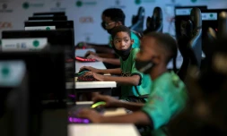 Des enfants jouent à League of Legends (LoL), pendant un cours de tactique de jeu dans les locaux de l'ONG AfroReggae, dans la favela de Vigario Geral, à Rio de Janeiro (Brésil), le 6 mai 2021
