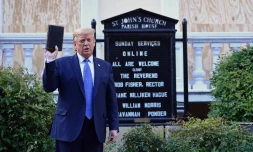 Donald Trump devant l'église St John, prÚs de la Maison Blanche, le 1er juin 2020 à Washington
