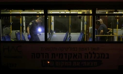 Les forces de sécurité israéliennes inspectent un bus après une attaque armée dans le centre de Jérusalem le 14 août 2022