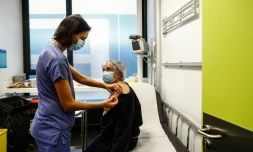 Une infirmière est vaccinée à l'hôtel Dieu à Paris le 2 janvier 2020