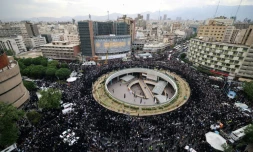 Les Iraniens rassemblés au centre ville de Téhéran pour pleurer la mort du président Ebrahim Raïssi, le 20 mai 2024, en Iran