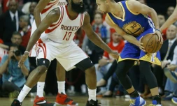 La star de Golden State Stephen Curry (f) face à James Harden lors du match contre les Rockets, le 24 avril 2016 à Houston
