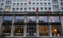 La devanture de la "Librairie Karl Marx" le 4 janvier 2019 dans la Karl-Marx-Allee à Berlin, surplombée par des banderoles de locataires protestant contre la vente de leur logement dans l'immeuble