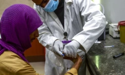 Un homme se soumet à un prélèvement sanguin dans un centre de dépistage du VIH à Rato Dero, au Pakistan, le 26 mars 2021