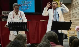 Le poète nivernais Jean Bojko (d) et les membres de la compagnie théâtrale "TéATr'éPROUVèTe" jouent devant les élèves du Collège Giroud de Villette, le 22 mars 2017 à Clamecy