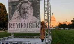 La fiancée turque de Jamal Khashoggi, Hatice Cengiz (D), devant un portrait du  journaliste saoudien assassiné qu'elle vient de dévoiler au National Mall à Washington, le 1er octobre 2021, pour le 3e anniversaire de sa mort 