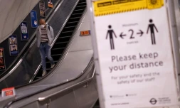 Pancartes pour respecter les distances dans le métro londonien, le 13 mai , 2020