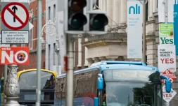 Des affiches pour le "oui" et le "non" avant le référendum sur l'avortement, le 24 mai 2018 à Dublin, en Irlande