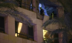 Des secouristes dans l'hôtel Ramada touché par une frappe israélienne, le 8 mars 2026 à Beyrouth 