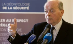 Le Défenseur des droits Jacques Toubon gives a lors d'une conférence de presse le 26 février 2016 à Paris