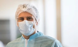 Le président français Emmanuel Macron visitant une usine fabriquant des masques de protection prÚs d'Angers, France, le 31 mars 2020