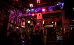 La chanteuse Claudia Picado (d), les guitaristes Pedro Dias (g) et Carlos Vicoso (c) à la maison de fado "Tasca do Chico", dans le quartier du Bairro Alto, le 12 novembre 2020 à Lisbonne