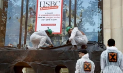 Des militants d'Attac manifestent devant la banque HSBC, sur les Champs-Elysées à Paris, le 15 septembre 2018 