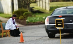 Le père Scott Holmer sur le parking d'une église à Bowie (Maryland, nord-est) le 20 mars 2020
