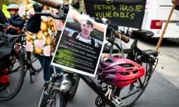 Rassemblement place de La République à Paris, le 19 octobre 2024, pour rendre hommage à Paul, un cycliste de 27 ans mort après avoir été renversé par une voiture au cours de la semaine