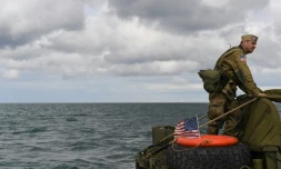 Un homme habillé en GI sur une reproduction de véhicule amphibie américain CCKW, utilisé pendant le Débarquement, à Arromanches (France) le 4 juin 2019