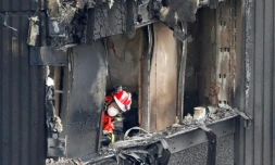 Des équipes de secours dans la tour Grenfell à Londres, le 17 juin 2017