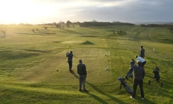 Des joueurs de golf Ă Brighton, au Royaume-Uni, le 29 mars 2021