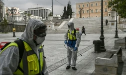 Des agents de la municipalité désinfectent la place Syntagma à Athènes, le 23 mars 2020