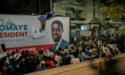 Des partisans de l'opposant antisystĂšme Bassirou Diomaye Faye se rassemblent devant son siĂšge Ă Dakar le 24 mars 2024