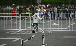 Un robot humanoïde lors du semi-marathon de Yizhuang, dans la banlieue de Pékin, le 19 avril 2026