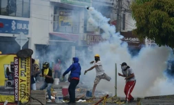 Heurts entre police et manifestants opposés à une réforme fiscale, le 3 mai 2021 à Cali, en Colombie