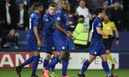 Wes Morgan (c) est congratulé par ses équipiers après avoir ouvert le score pour Leicester City contre Séville en Ligue des champions, le 14 mars 2017 à Leicester 