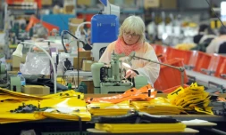 Une femme travaille dans l'usine de la compagnie Guy Cotten à Concarneau, dans l'ouest de la France, le 21 avril 2016