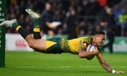 Israel Folau marque un essai pour l'Australie contre l'Angleterre lors d'un test-match à Twickenham, le 24 novembre 2018