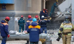 Des sauveteurs travaillent le 2 janvier 2019 sur le site d'un immeuble ravagé deux jours auparavant par une explosion de gaz à Magnitogorsk dans l'Oural russe