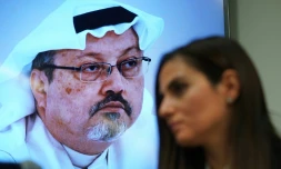 Sherine Tadros, la directrice du bureau à New York d'Amnesty International s'exprime lors d'une conférence de presse aux Nations unies, le 18 octobre 2018, sur l'affaire du journaliste saoudien tué Jamal Khashoggi (en photo en arriÚre plan)