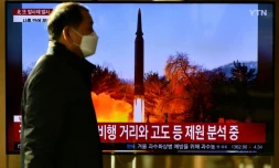 Un écran de télévision diffuse des images d'un tir de missile nord-coréen, le 14 janvier 2022 dans une gare de Séoul, en Corée du Sud