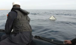 Des équipes de secours à la recherche des débris de l'appareil de Flash Airlines qui s'est abßmé dans la Mer Rouge aprÚs son décollage de Charm el-Cheikh en janvier 2004