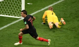 Le Croate Mario Mandzukic vient de marquer le but de la victoire contre l'Angleterre en prolongation de la demi-finale du Mondial, le 11 juillet 2018 à Moscou