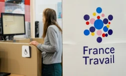 Le nombre de demandeurs d'emploi inscrits à France Travail a connu une hausse marquée au quatrième trimestre 2024 sur fond de baisse des embauches et de multiplication des plans sociaux