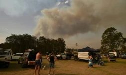 Des personnes se sont réfugiées sur la plage pour fuir un incendie à Batemans Bay en Australie, le 4 janvier 2020