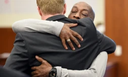 Le plaignant DeWayne Johnson tombe dans les bras de l'un de ses avocats à l'énoncé du verdict, le 10 août 2018, à San Francisco